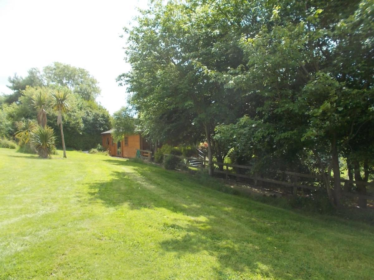 Tudor Lodge With Pool & Bbq Cabin ลิสคาร์ด ภายนอก รูปภาพ