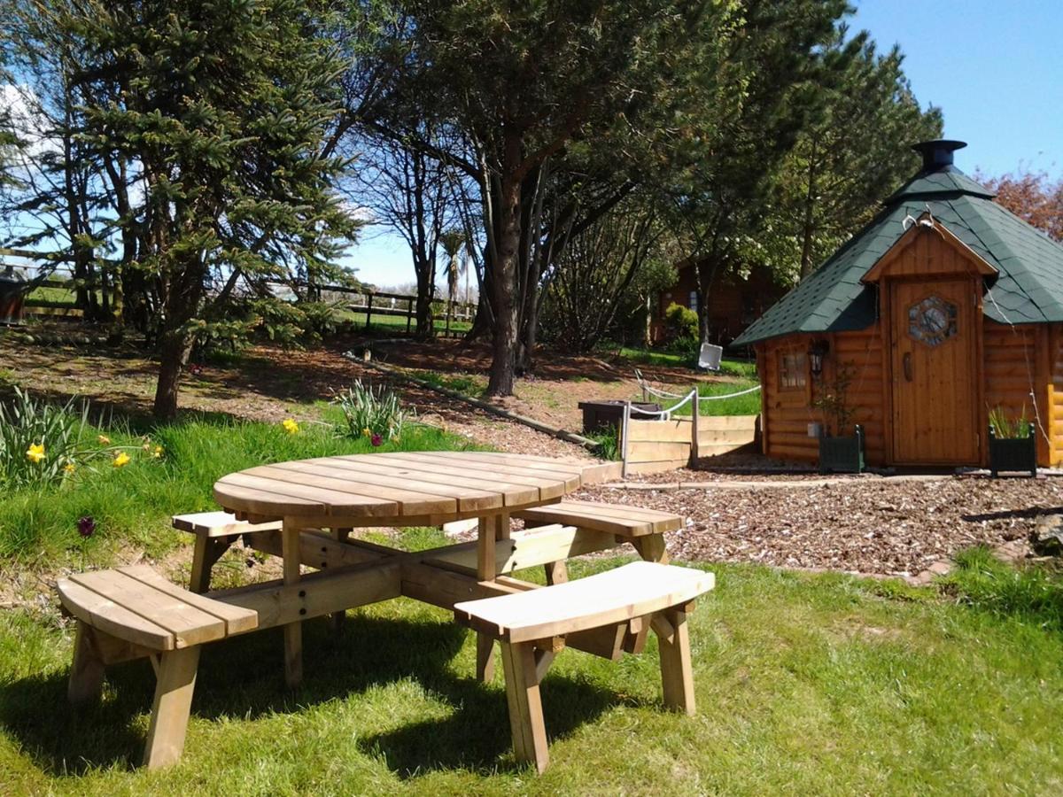 Tudor Lodge With Pool & Bbq Cabin ลิสคาร์ด ภายนอก รูปภาพ