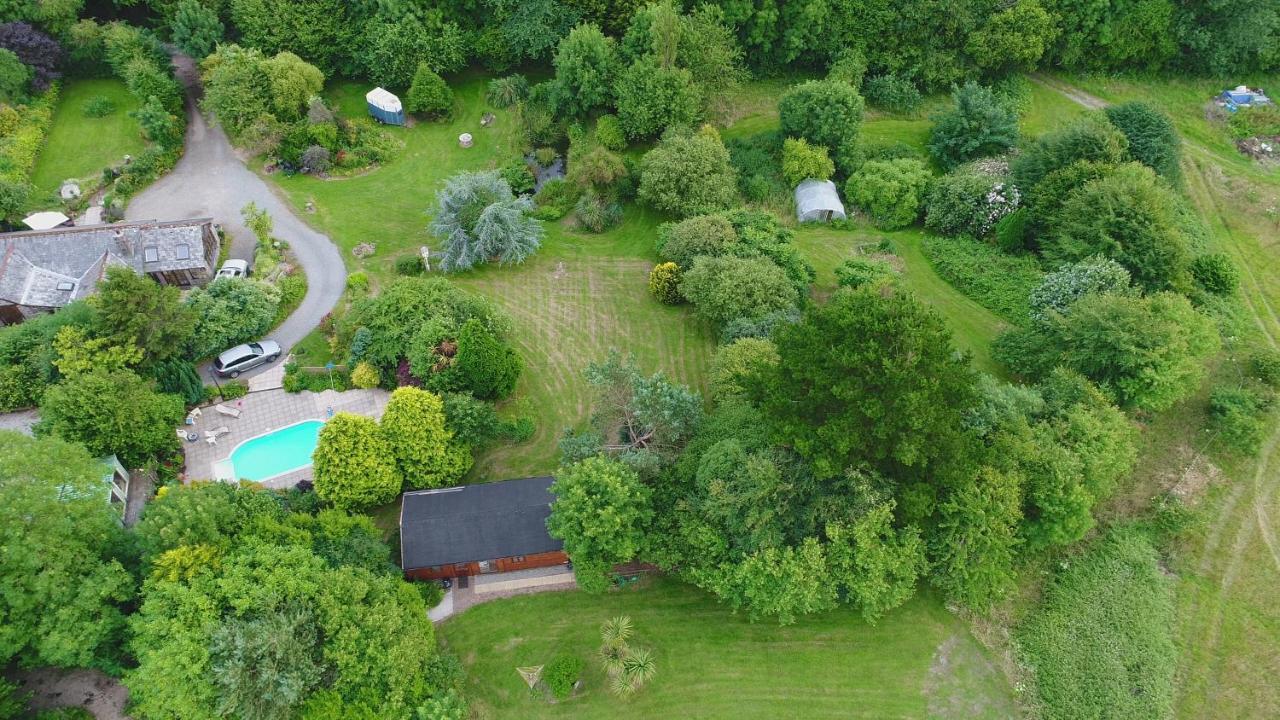 Tudor Lodge With Pool & Bbq Cabin ลิสคาร์ด ภายนอก รูปภาพ