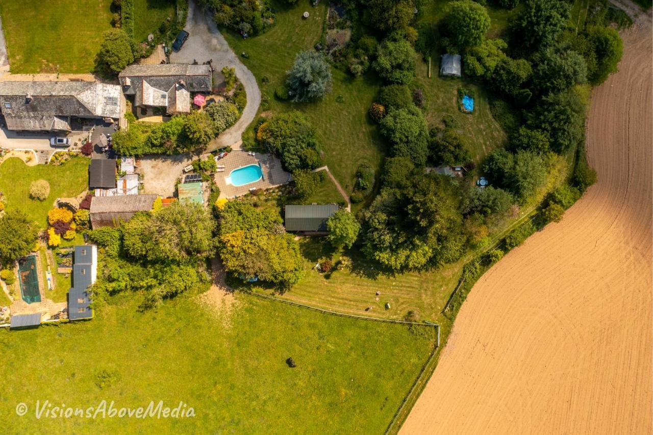 Tudor Lodge With Pool & Bbq Cabin ลิสคาร์ด ภายนอก รูปภาพ