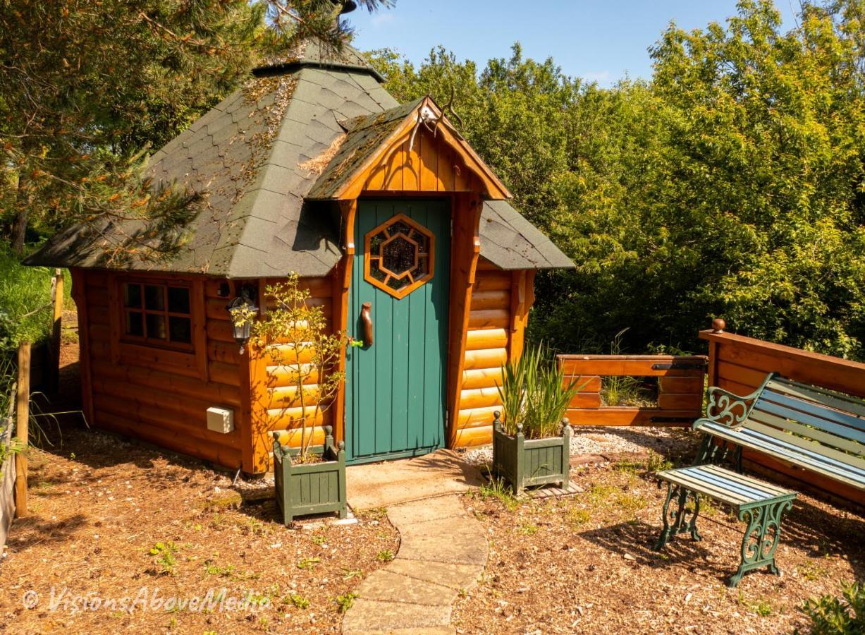 Tudor Lodge With Pool & Bbq Cabin ลิสคาร์ด ภายนอก รูปภาพ