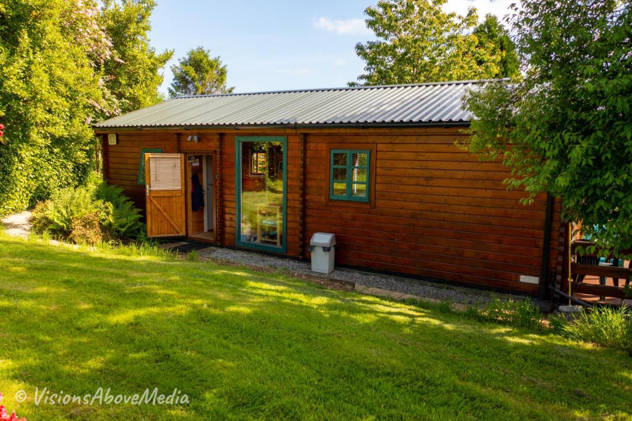 Tudor Lodge With Pool & Bbq Cabin ลิสคาร์ด ภายนอก รูปภาพ
